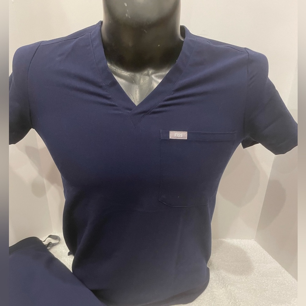Woman’s Figs Scrub Navy Blue short sleeve shirt with pocket. Sz S